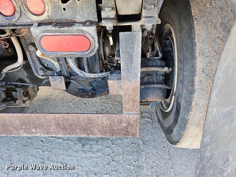 image for item IO9753 1999 Mack RD690S dump truck