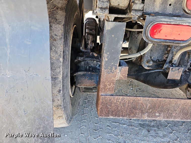 image for item IO9753 1999 Mack RD690S dump truck