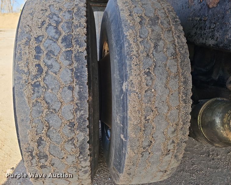 image for item IO9753 1999 Mack RD690S dump truck