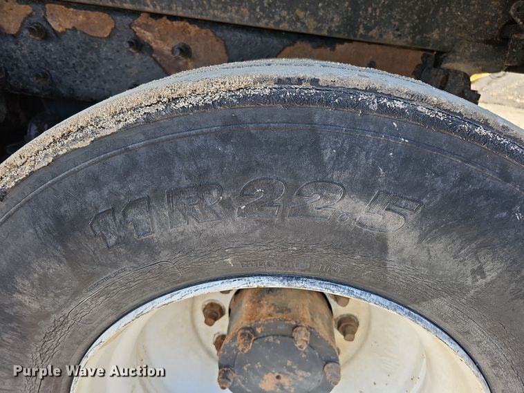 image for item IO9753 1999 Mack RD690S dump truck