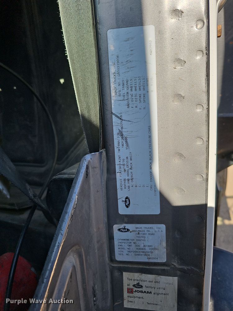 image for item IO9753 1999 Mack RD690S dump truck