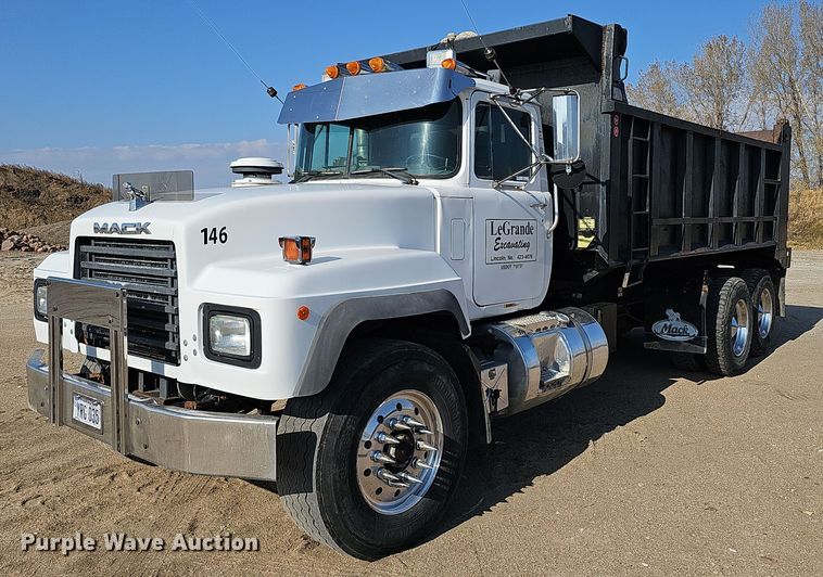 image for item IO9754 2001 Mack RD688S dump truck