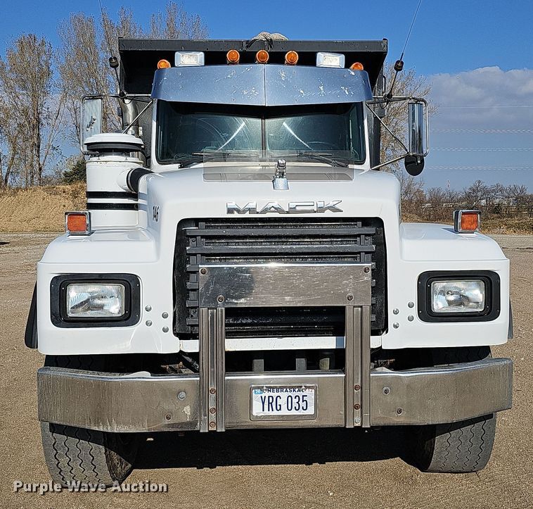 image for item IO9754 2001 Mack RD688S dump truck