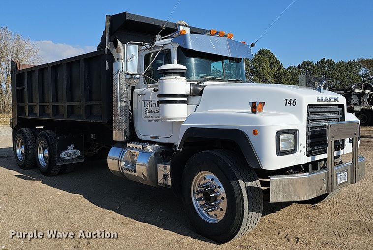 image for item IO9754 2001 Mack RD688S dump truck