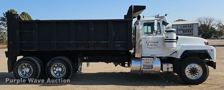 image for item IO9754 2001 Mack RD688S dump truck