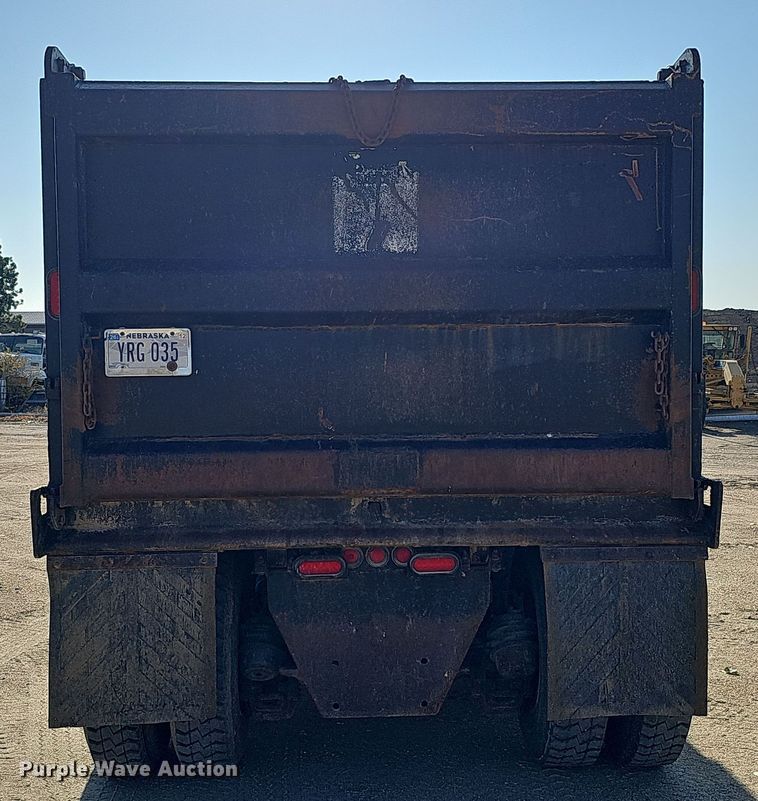 image for item IO9754 2001 Mack RD688S dump truck