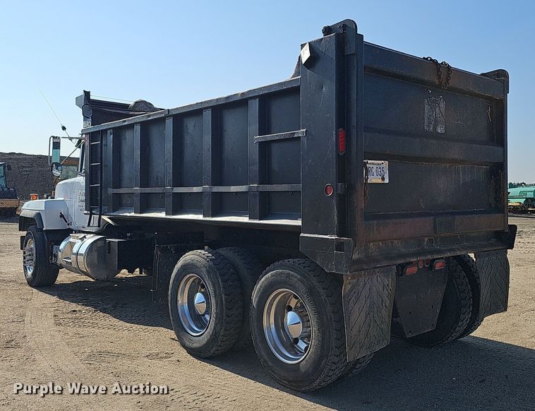 image for item IO9754 2001 Mack RD688S dump truck