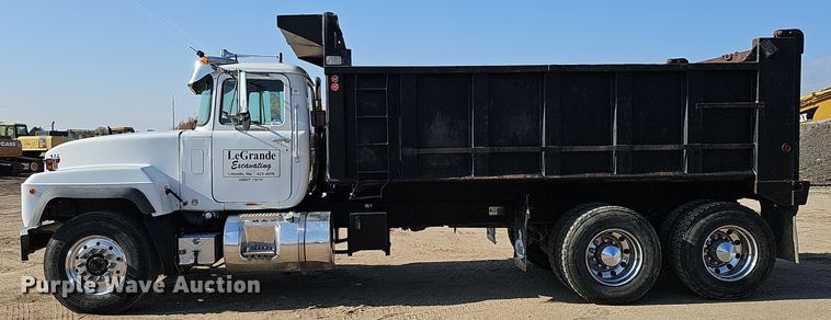 image for item IO9754 2001 Mack RD688S dump truck
