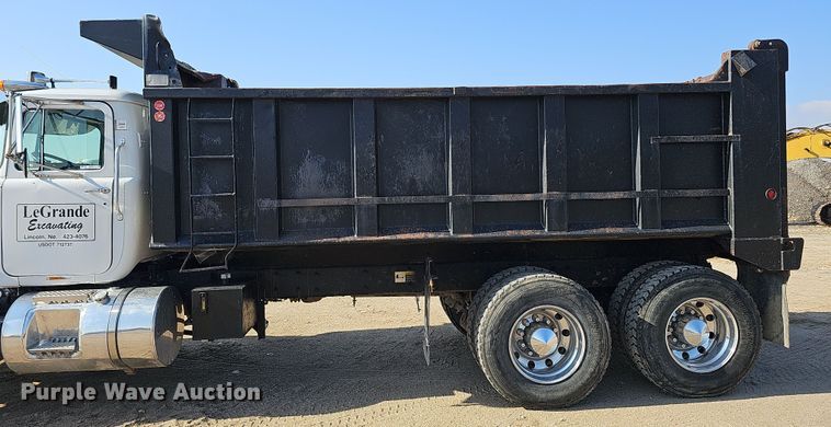 image for item IO9754 2001 Mack RD688S dump truck