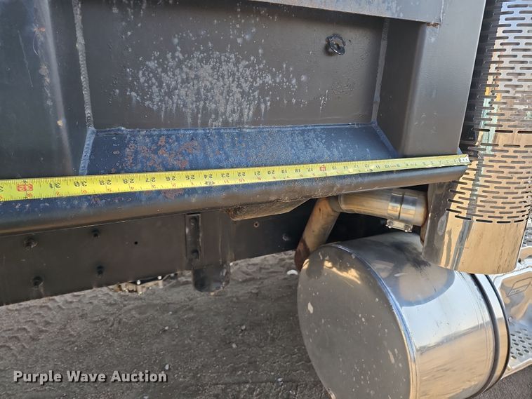 image for item IO9754 2001 Mack RD688S dump truck