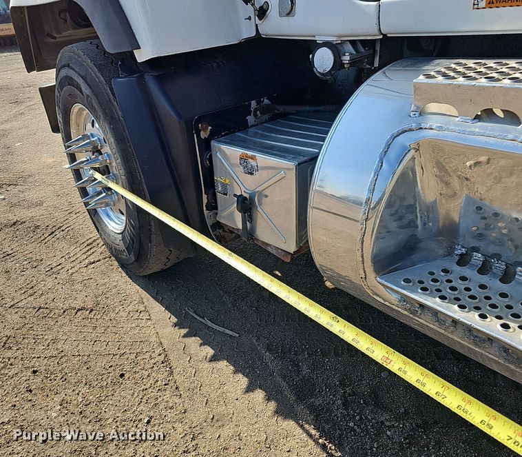 image for item IO9754 2001 Mack RD688S dump truck