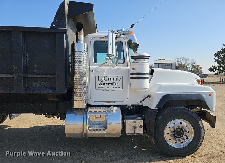 image for item IO9754 2001 Mack RD688S dump truck