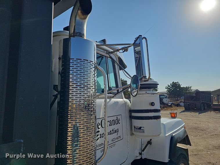 image for item IO9754 2001 Mack RD688S dump truck