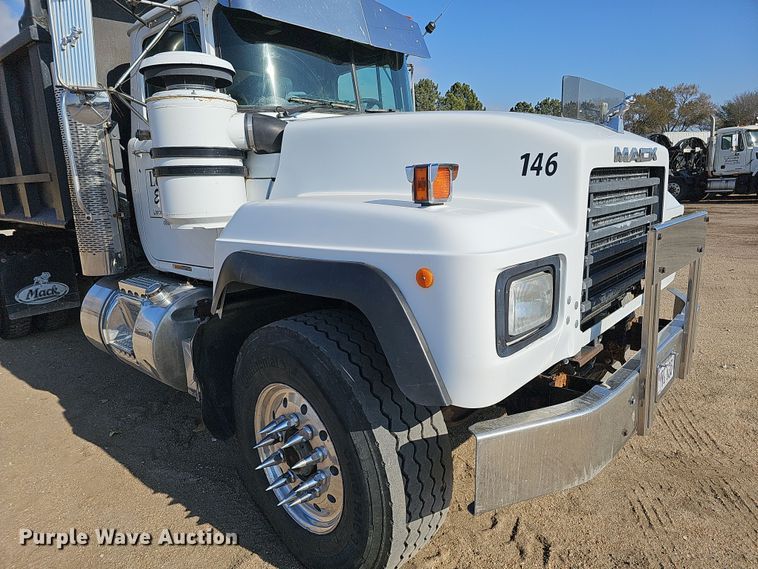 image for item IO9754 2001 Mack RD688S dump truck
