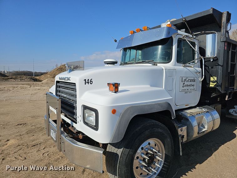 image for item IO9754 2001 Mack RD688S dump truck