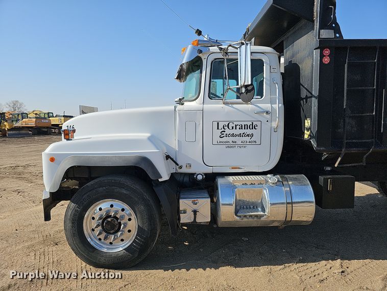 image for item IO9754 2001 Mack RD688S dump truck