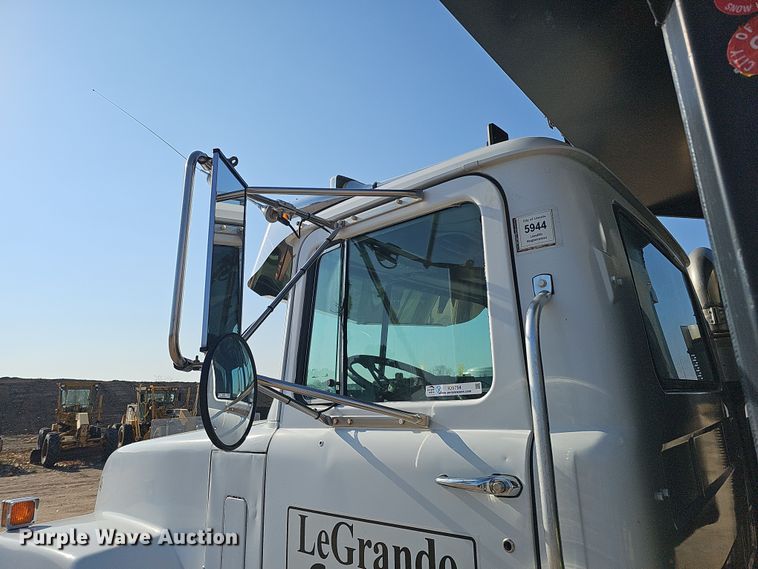 image for item IO9754 2001 Mack RD688S dump truck