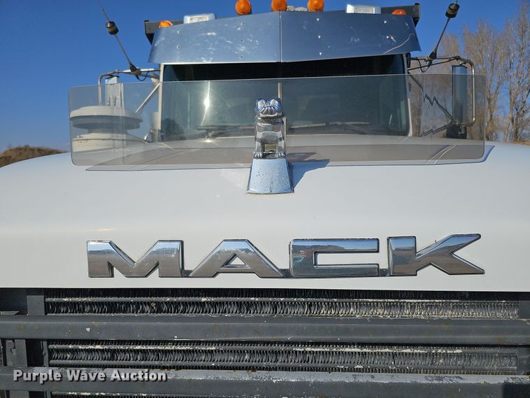 image for item IO9754 2001 Mack RD688S dump truck