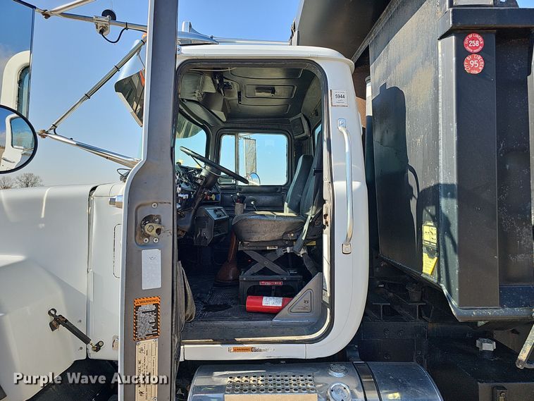image for item IO9754 2001 Mack RD688S dump truck