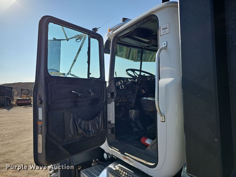 image for item IO9754 2001 Mack RD688S dump truck