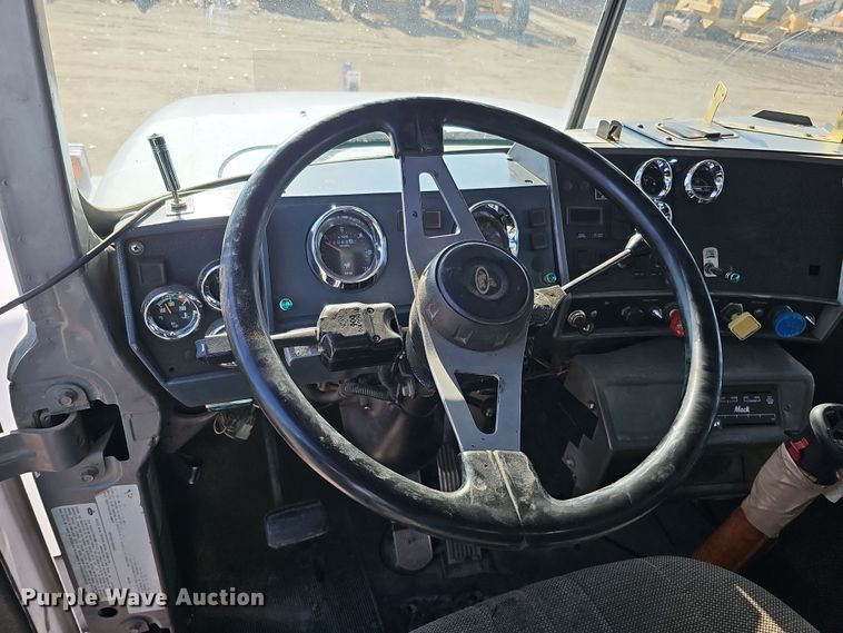 image for item IO9754 2001 Mack RD688S dump truck