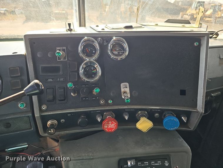 image for item IO9754 2001 Mack RD688S dump truck