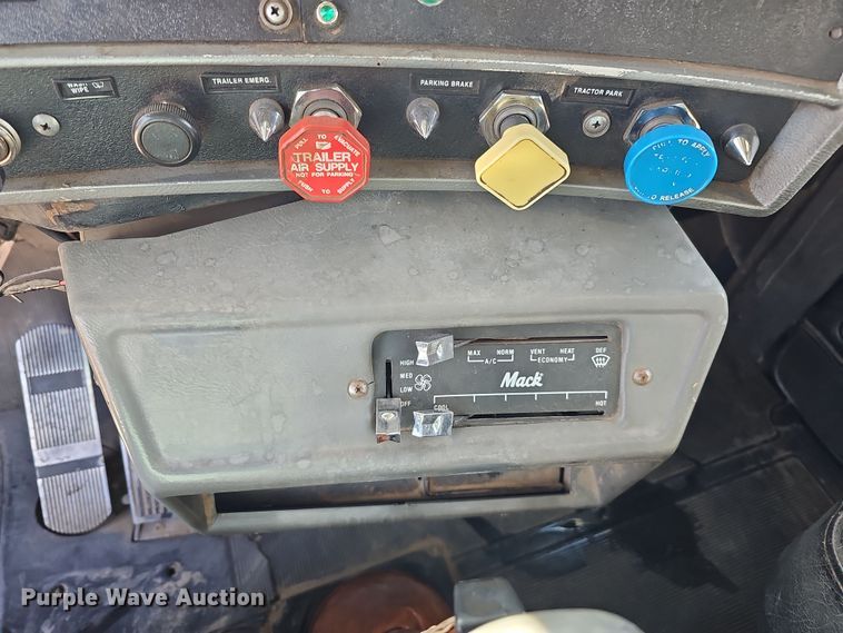 image for item IO9754 2001 Mack RD688S dump truck