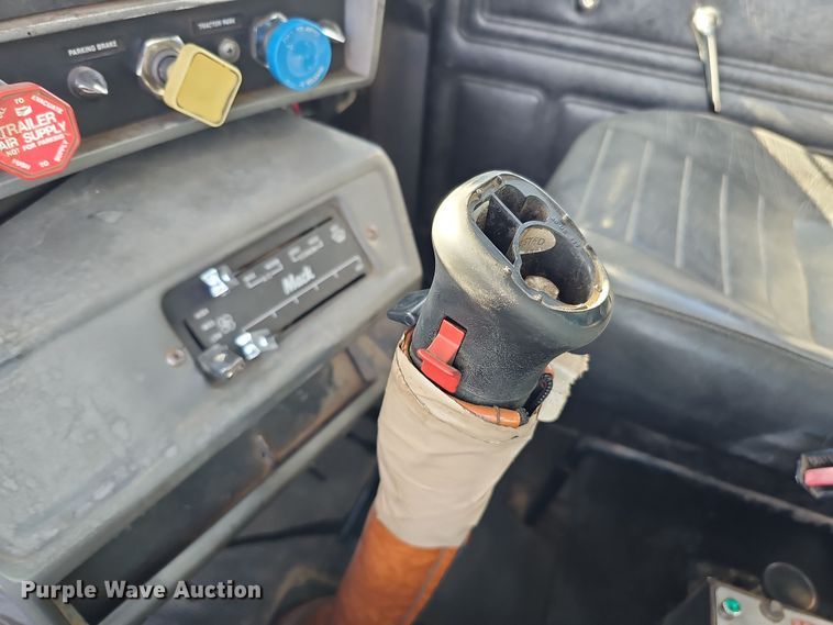 image for item IO9754 2001 Mack RD688S dump truck