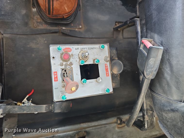 image for item IO9754 2001 Mack RD688S dump truck