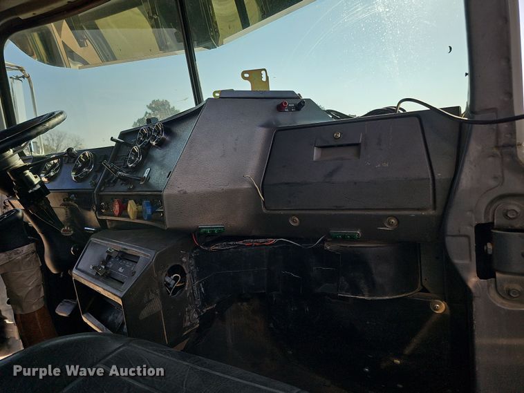 image for item IO9754 2001 Mack RD688S dump truck