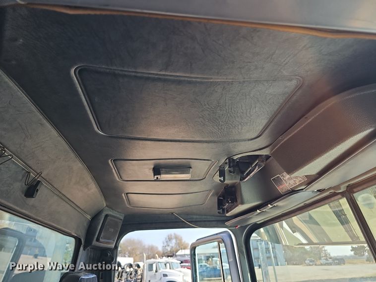 image for item IO9754 2001 Mack RD688S dump truck