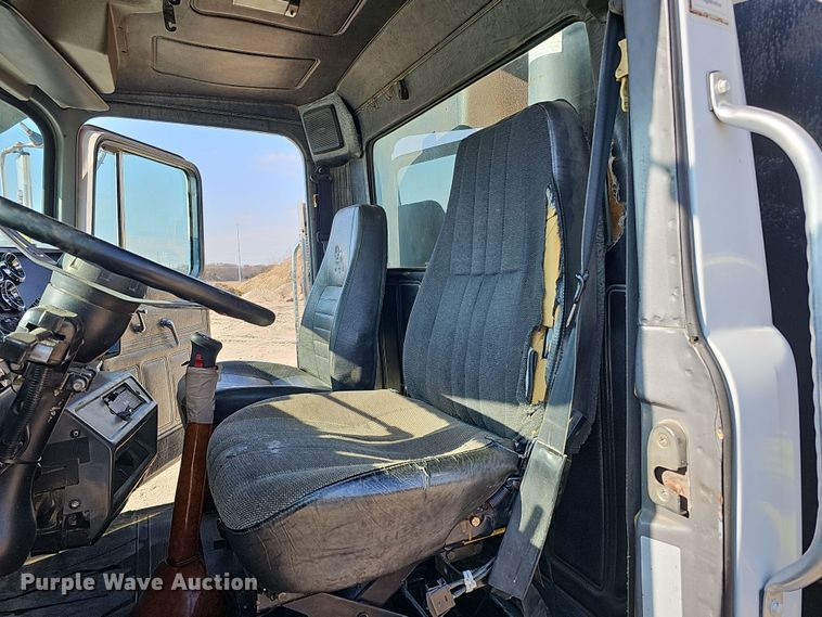 image for item IO9754 2001 Mack RD688S dump truck