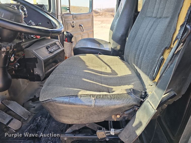 image for item IO9754 2001 Mack RD688S dump truck