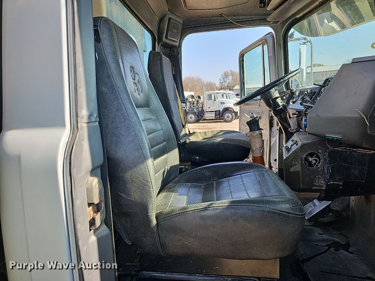 image for item IO9754 2001 Mack RD688S dump truck