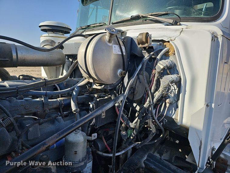 image for item IO9754 2001 Mack RD688S dump truck