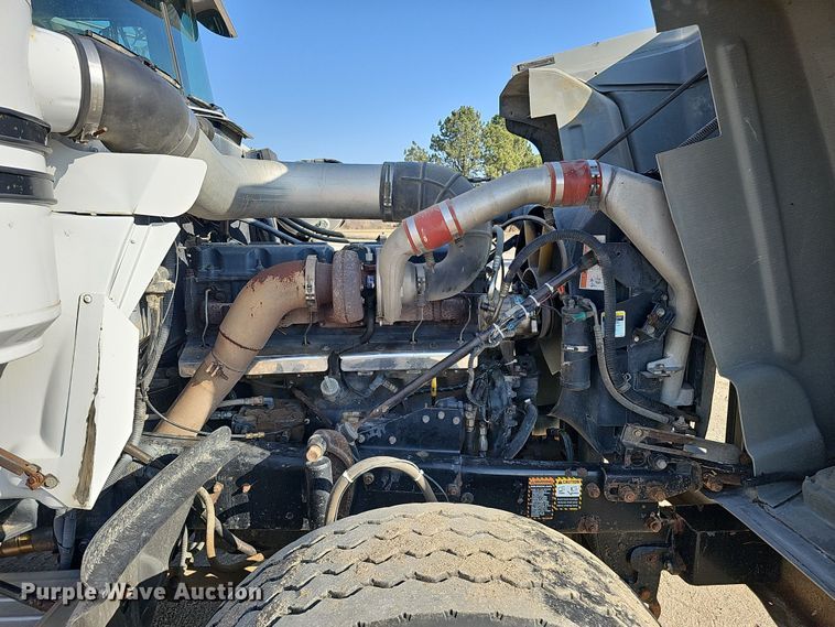 image for item IO9754 2001 Mack RD688S dump truck