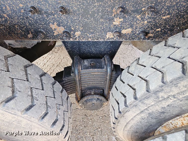 image for item IO9754 2001 Mack RD688S dump truck