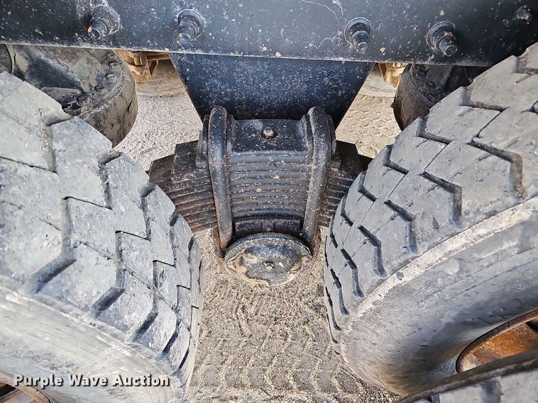 image for item IO9754 2001 Mack RD688S dump truck