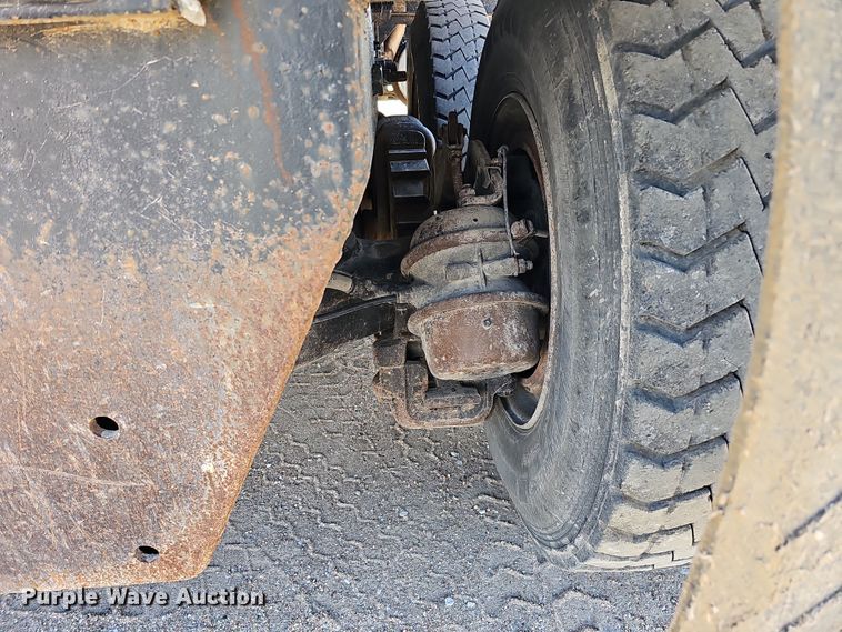 image for item IO9754 2001 Mack RD688S dump truck