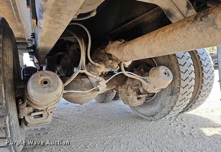 image for item IO9754 2001 Mack RD688S dump truck