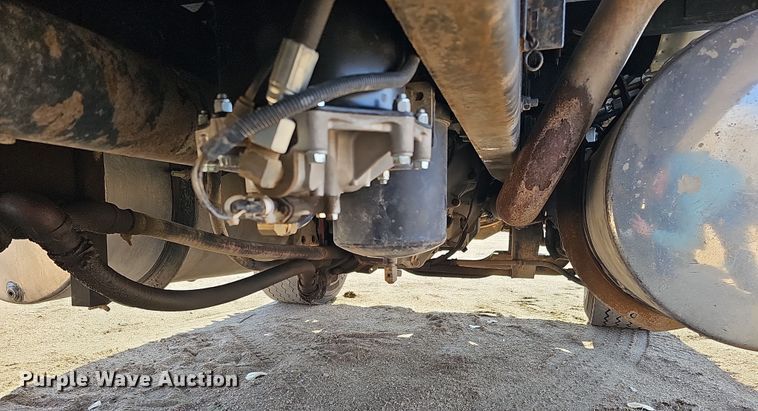 image for item IO9754 2001 Mack RD688S dump truck