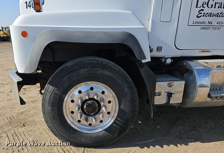 image for item IO9754 2001 Mack RD688S dump truck