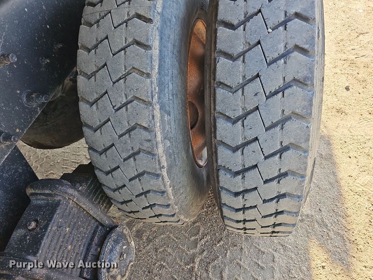 image for item IO9754 2001 Mack RD688S dump truck