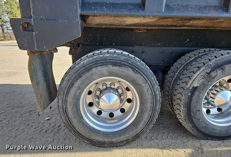 image for item IO9754 2001 Mack RD688S dump truck