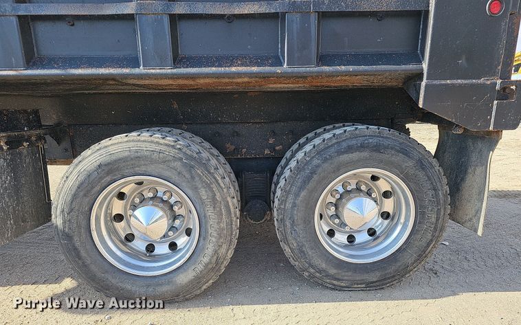 image for item IO9754 2001 Mack RD688S dump truck