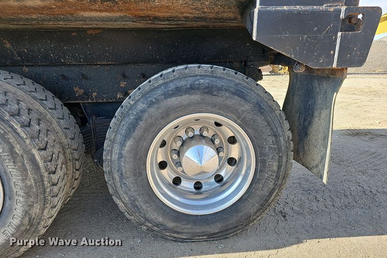 image for item IO9754 2001 Mack RD688S dump truck