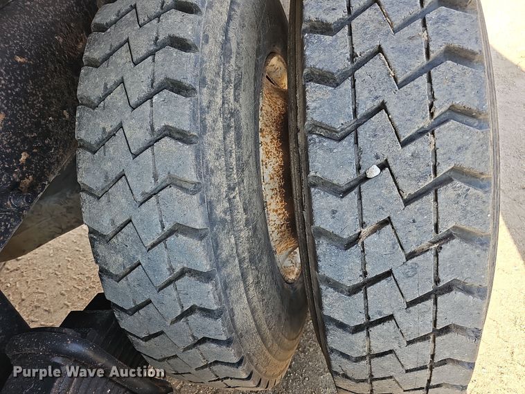 image for item IO9754 2001 Mack RD688S dump truck