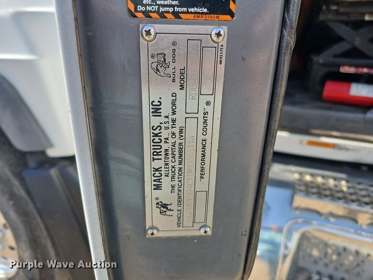 image for item IO9754 2001 Mack RD688S dump truck