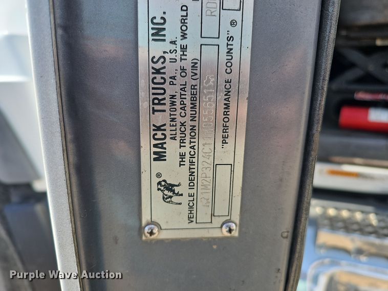 image for item IO9754 2001 Mack RD688S dump truck