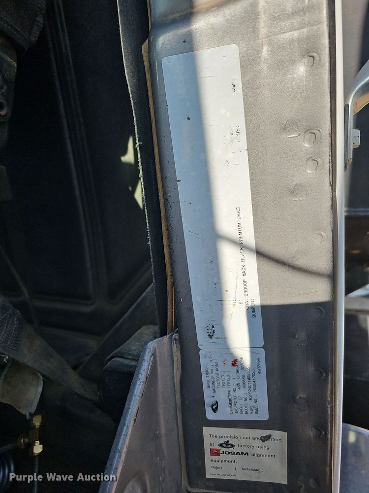 image for item IO9754 2001 Mack RD688S dump truck